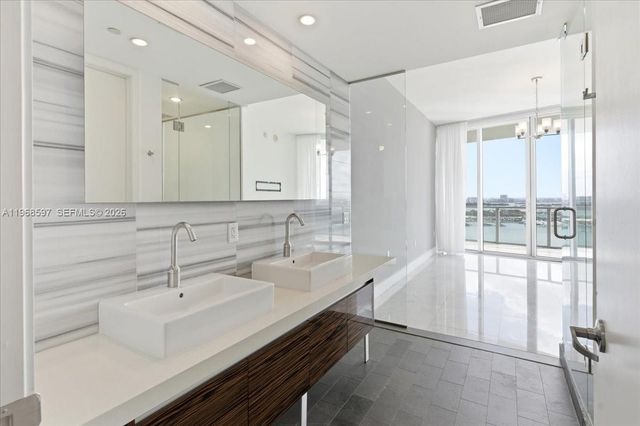 1100 Biscayne Blvd 2702, Miami, FL 33132