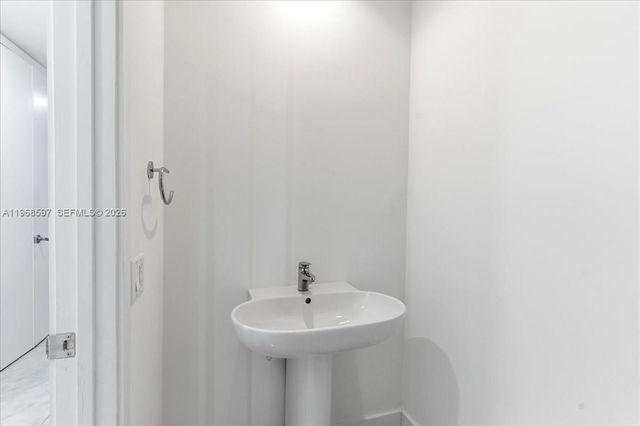 1100 Biscayne Blvd 2702, Miami, FL 33132