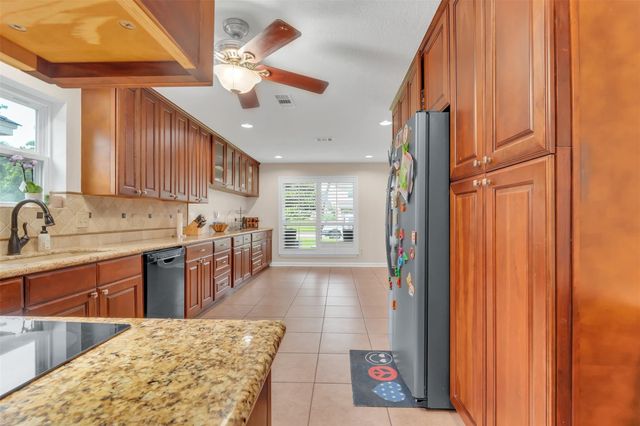 9107 Mauna Loa Lane, Houston, TX 77040
