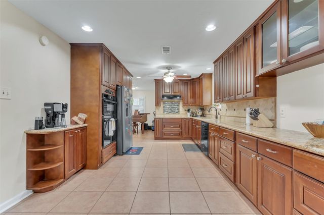 9107 Mauna Loa Lane, Houston, TX 77040
