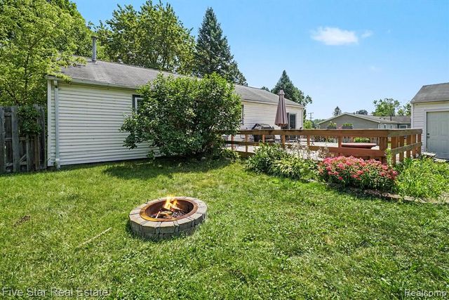 14506 Eddy Lake Road, Fenton, MI 48430