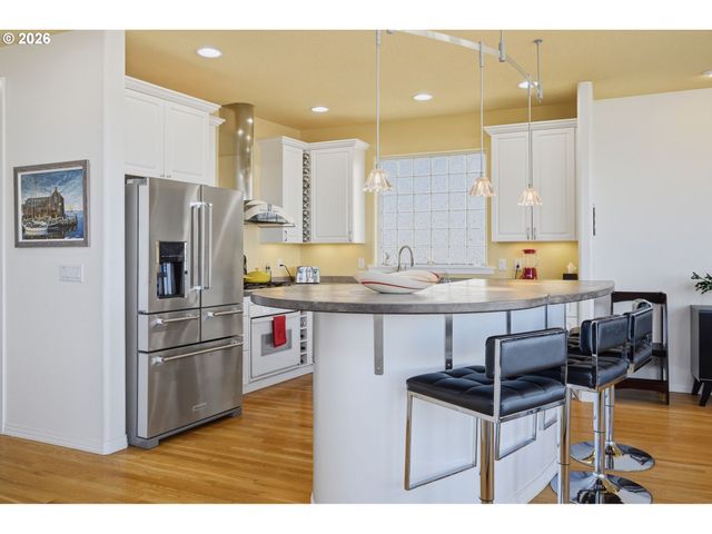 191 N LOTUS BEACH Dr, Portland, OR 97217