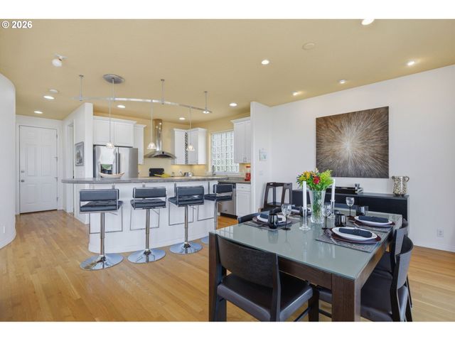 191 N LOTUS BEACH Dr, Portland, OR 97217