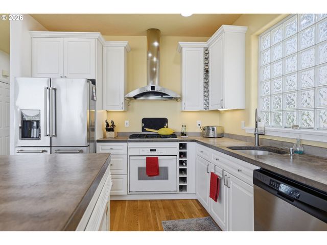 191 N LOTUS BEACH Dr, Portland, OR 97217