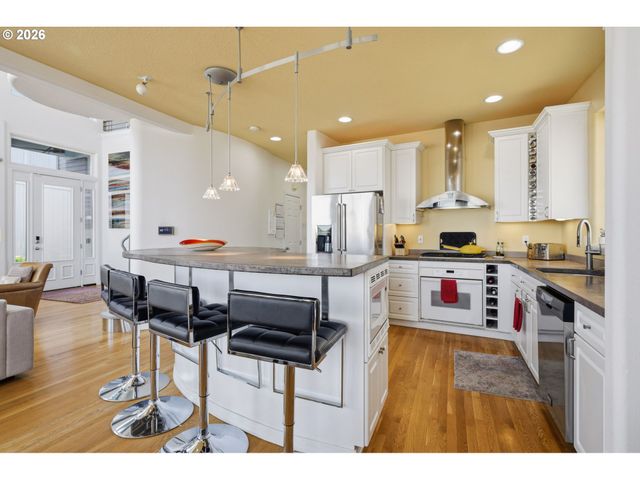 191 N LOTUS BEACH Dr, Portland, OR 97217