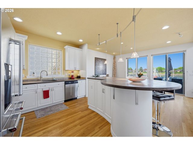 191 N LOTUS BEACH Dr, Portland, OR 97217