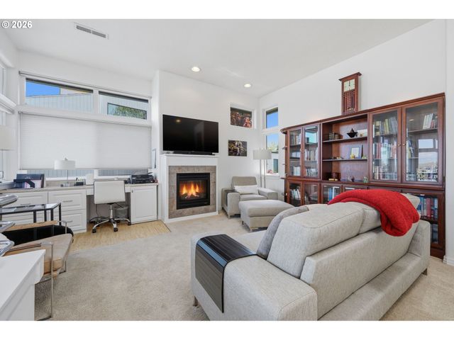 191 N LOTUS BEACH Dr, Portland, OR 97217