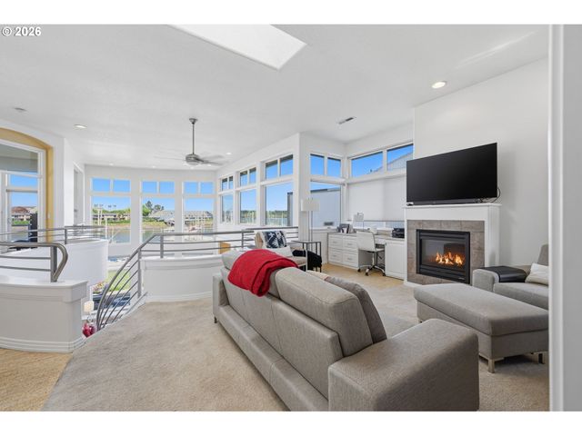 191 N LOTUS BEACH Dr, Portland, OR 97217