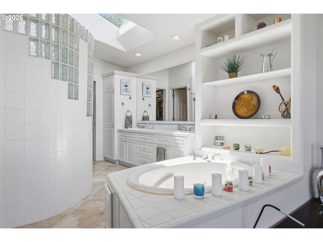 191 N LOTUS BEACH Dr, Portland, OR 97217