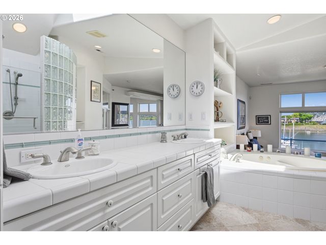 191 N LOTUS BEACH Dr, Portland, OR 97217