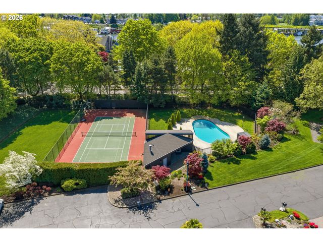 191 N LOTUS BEACH Dr, Portland, OR 97217