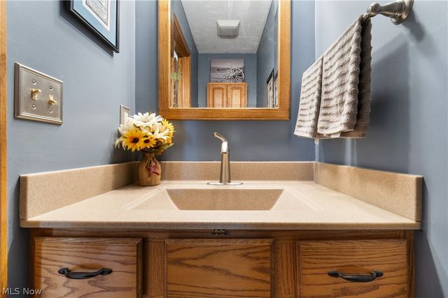 1675 Chatham Avenue NE, North Canton, OH 44720