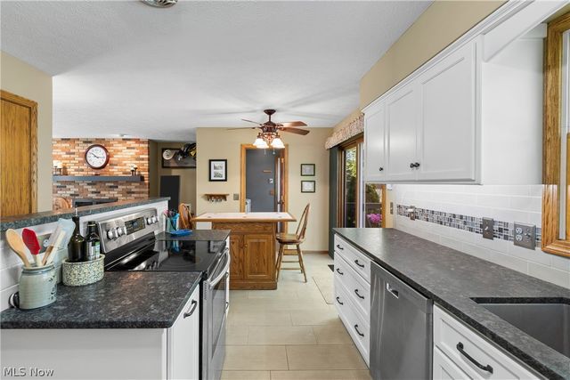 1675 Chatham Avenue NE, North Canton, OH 44720