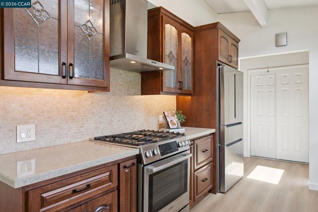 78 Claremont Ave, Orinda, CA 94563