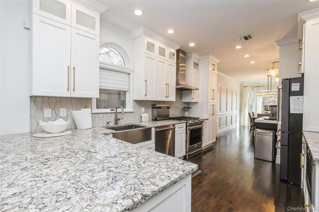 6 Valley Lane, Huntington, NY 11743