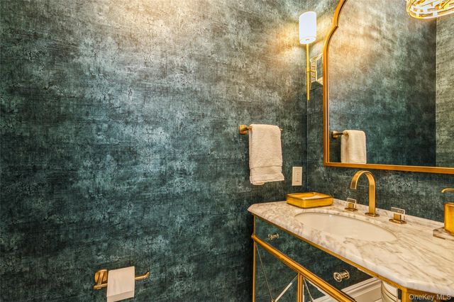 6 Valley Lane, Huntington, NY 11743