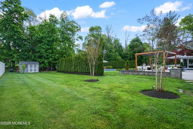 17 Ballantine Road, Middletown, NJ 07748