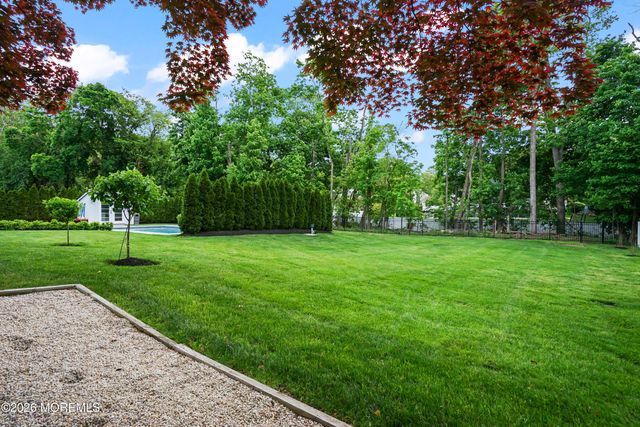 17 Ballantine Road, Middletown, NJ 07748