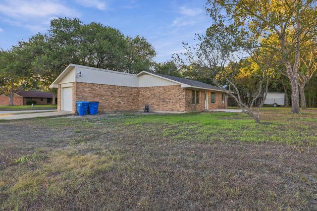 1714 Twin Island DR, Lockhart, TX 78644