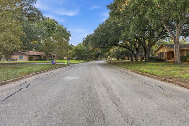 1714 Twin Island DR, Lockhart, TX 78644