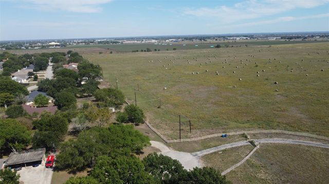 1714 Twin Island DR, Lockhart, TX 78644