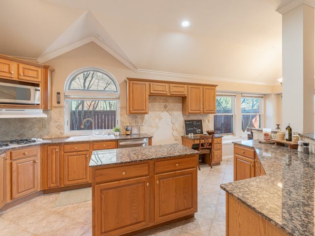 1624 Knoll Ridge Circle, Corinth, TX 76210