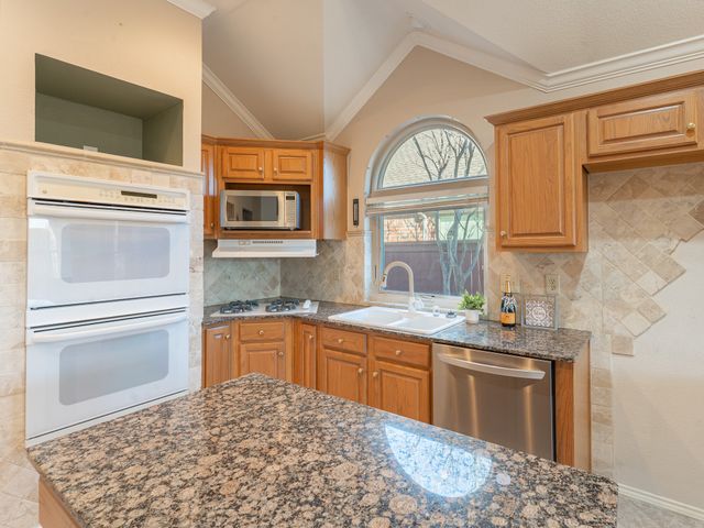 1624 Knoll Ridge Circle, Corinth, TX 76210