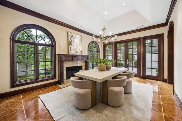 22 Eaton Square, Houston, TX 77027