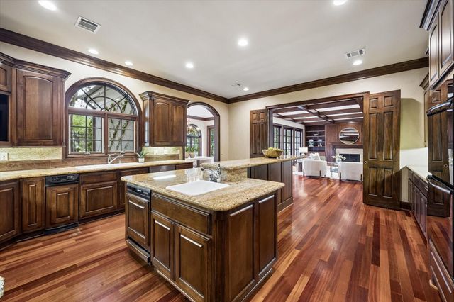 22 Eaton Square, Houston, TX 77027