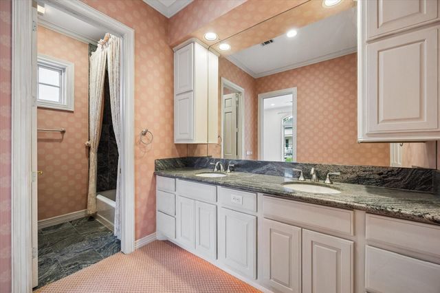 22 Eaton Square, Houston, TX 77027