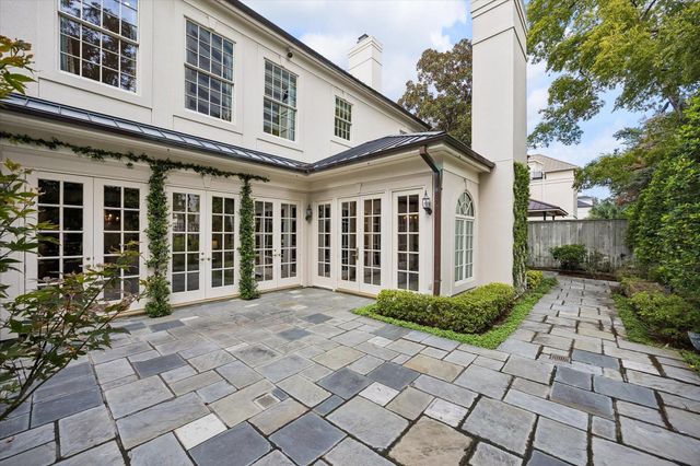 22 Eaton Square, Houston, TX 77027