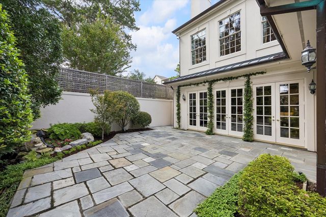 22 Eaton Square, Houston, TX 77027