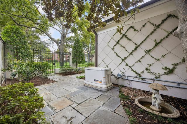 22 Eaton Square, Houston, TX 77027