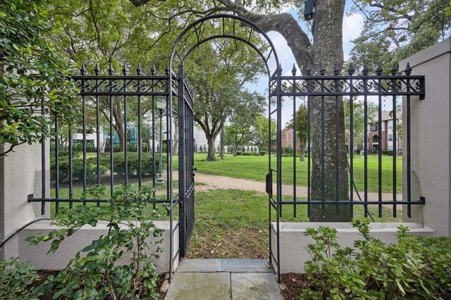 22 Eaton Square, Houston, TX 77027