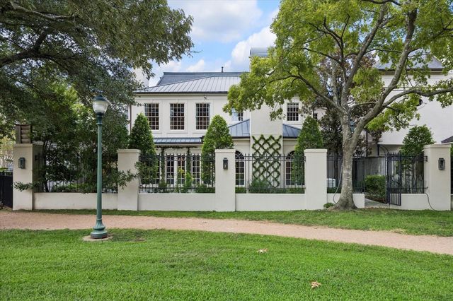 22 Eaton Square, Houston, TX 77027