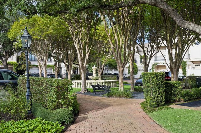 22 Eaton Square, Houston, TX 77027