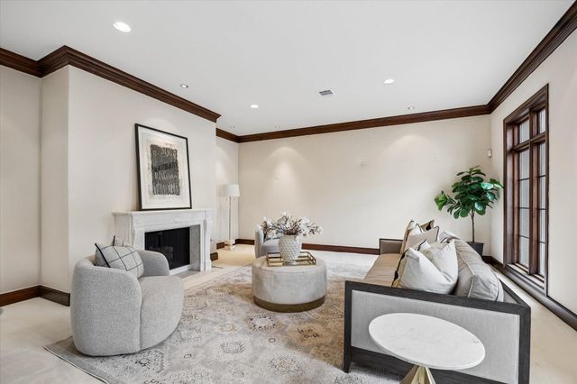 22 Eaton Square, Houston, TX 77027