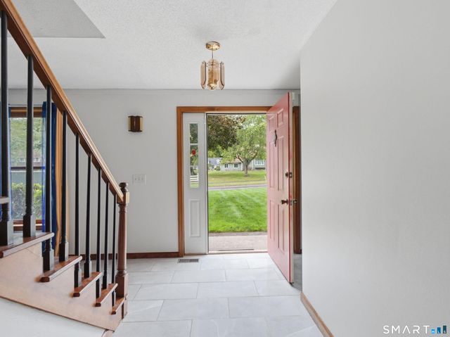 85 Village Lane, Windsor, CT 06095