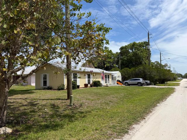 2326 SW 15th St Street SW, Vero Beach, FL 32962