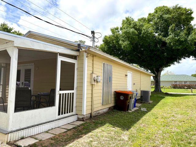 2326 SW 15th St Street SW, Vero Beach, FL 32962