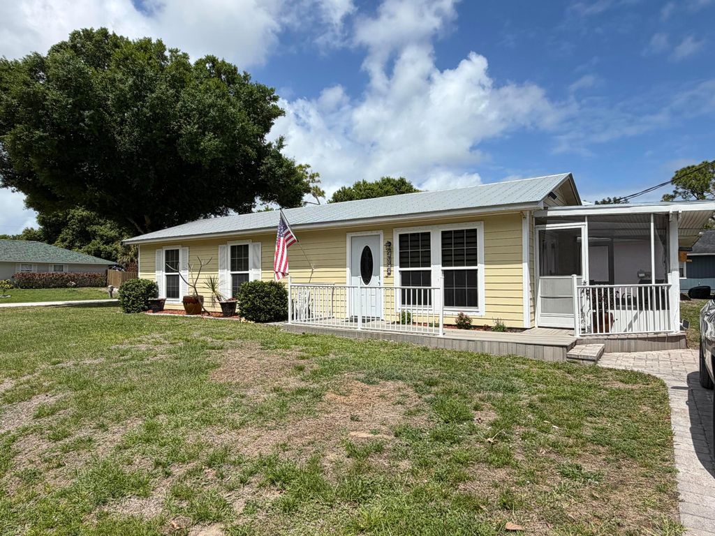 2326 SW 15th St Street SW, Vero Beach, FL 32962