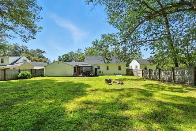 211 W Allen Ridge Rd, Springfield, MA 01118