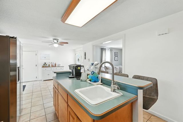 211 W Allen Ridge Rd, Springfield, MA 01118