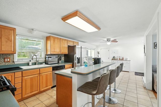 211 W Allen Ridge Rd, Springfield, MA 01118