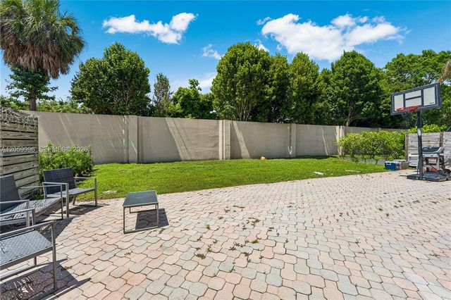 10865 NW 73rd Ter, Doral, FL 33178