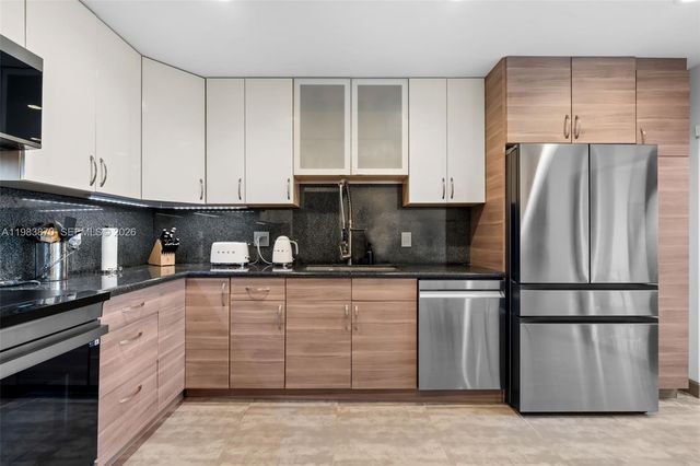 21244 Harbor Way 213-21, Aventura, FL 33180