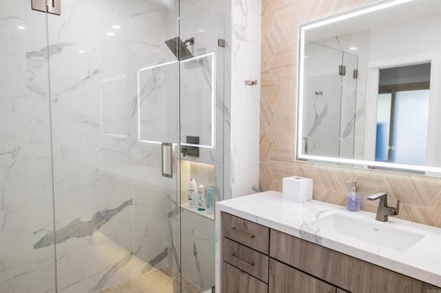 3761 Oleander Dr, San Diego, CA 92106