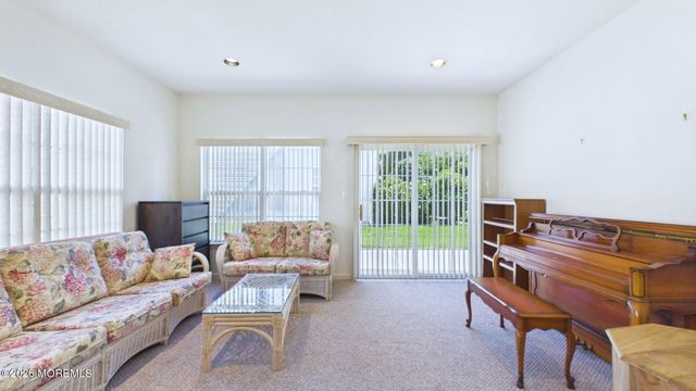 19 Appleby Drive, Helmetta, NJ 08828