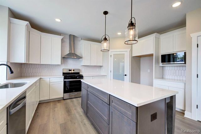 664 Round Rock, Howell, MI 48843