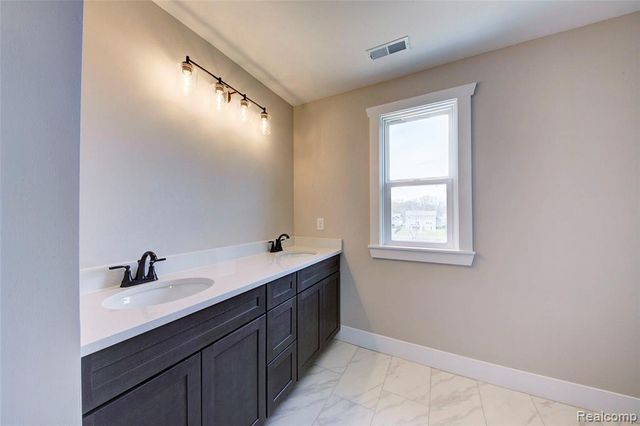 664 Round Rock, Howell, MI 48843